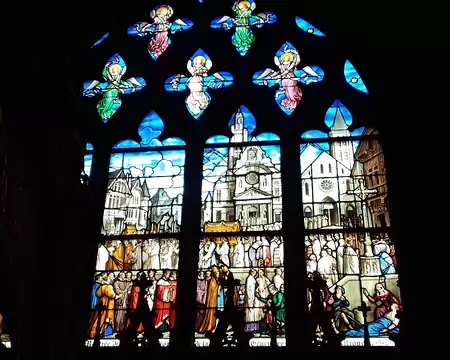 009 La procession de la châsse de sainte Geneviève. A gauche, l’église paroissiale Saint-Etienne, à droite, l’église abbatiale Sainte-Geneviève aujourd’hui disparue