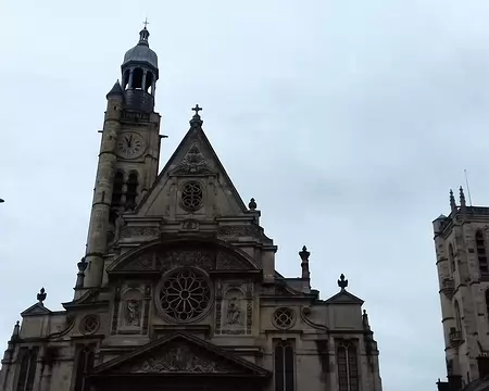 017 Le clocher médiéval (tour Clovis), vestige de l’église abbatiale des Génovéfains, est englobé dans le lycée Henri IV