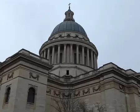 018 Le Panthéon, construit sous le règne de Louis XV par l’architecte Jacques-Germain Soufflot, était, à l’origine une église dédiée à sainte Geneviève, la sainte...