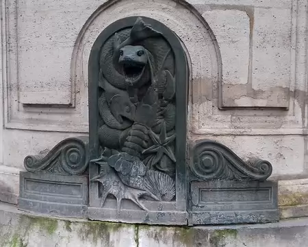 036 Coquillages et crustacés au registre inférieur de la fontaine