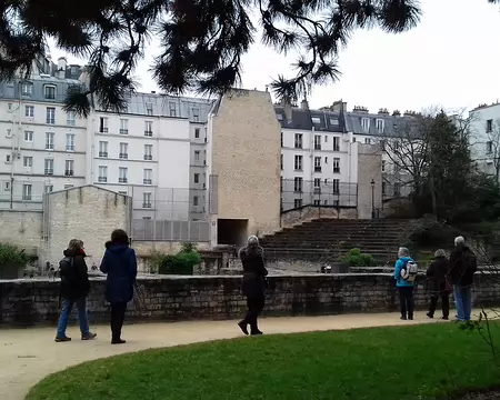 039 Les immeubles dominent les arènes gallo-romaines (Ier siècle) découvertes en 1869