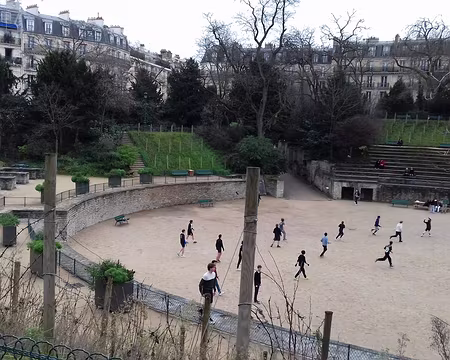 042 Les arènes sont un terrain de jeu idéal : aujourd’hui, c’est frisbee