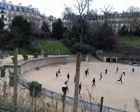 042 Les arènes sont un terrain de jeu idéal : aujourd’hui, c’est frisbee