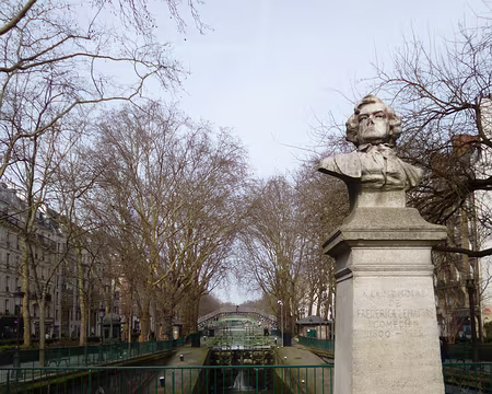 P1200734 A la mémoire de Frédérick Lemaître, comédien, (1800-1876) et le canal Saint-Martin. Merci à Martine.