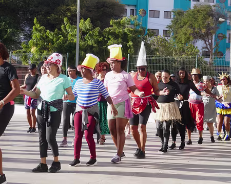 Séance d'aérobic en plein air à Mindelo.