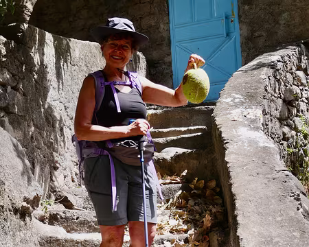 Loli et son fruit à pain.
