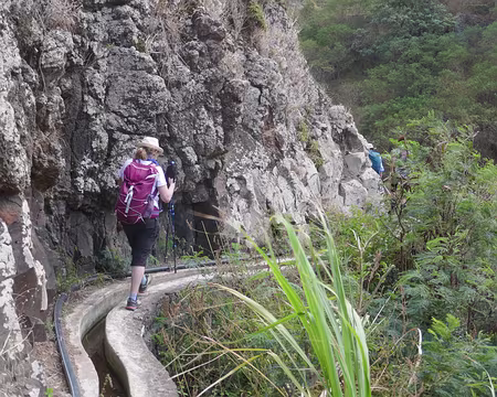 Ribeira de Duque. Hélène sur une petite levada.