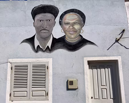 Cruzinha da Garça, départ de la rando. Beaucoup de murs peints.