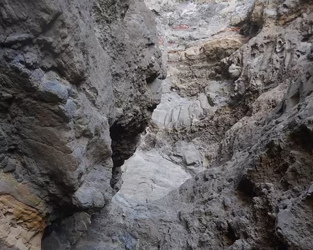 Puits dans la falaise