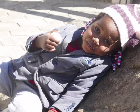 La petite Isabela, à la buvette du Chã de Mato