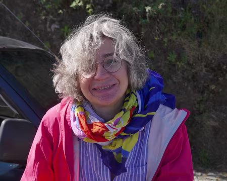 Viriginie, devant son matériel de dessin non encore déballé (ou déjà rangé) et son café.