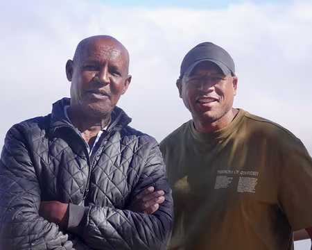 À la buvette du Chã de Mato. À droite, notre chauffeur, Alessandro.