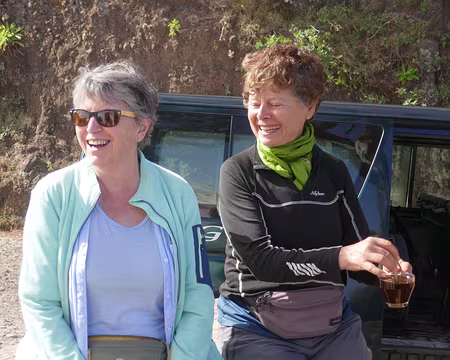 Nathalie et Loli (qui n'a pas terminé son café).