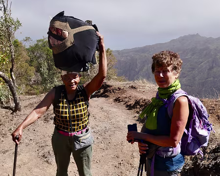 Maria da Concepção, qui va au marché ou en revient, et Loli.