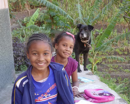 Moira (?) et Emelina font leurs devoirs.
