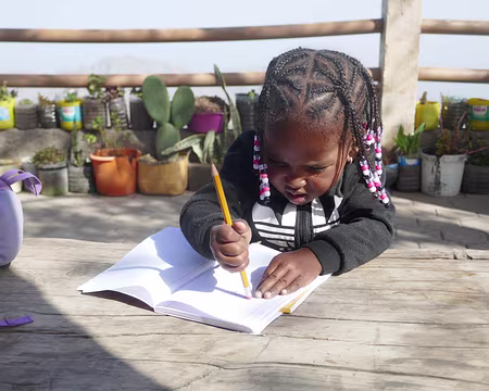 On a apporté des cahiers et des crayons à la petite Isabela.