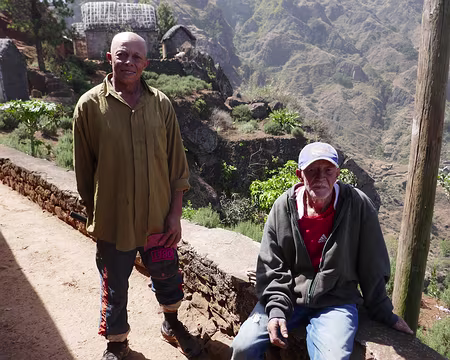 Arlindo et Pedro, qui cultivent du romarin. Nous en avons acheté un bouquet.