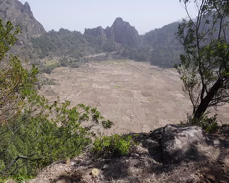 Cabo de Ribeira (ou Cova) : ancien cratère au fond parfaitement plat et très cultivé.