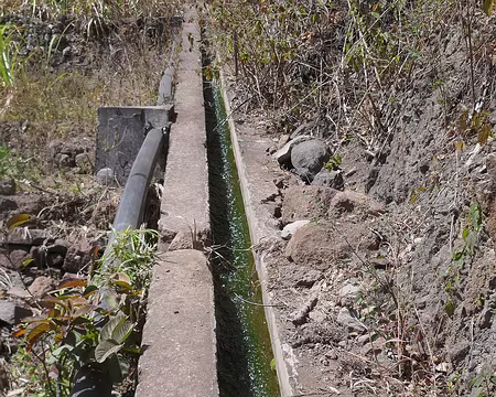 Une petite levada. Pour une fois de l'eau dans cette ribeira.