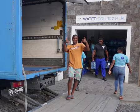 Chargement d'eau à Vila das Pombas.
