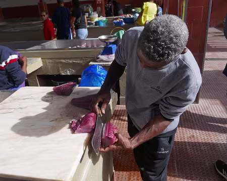 Marché aux poissons. Préparation du thon.