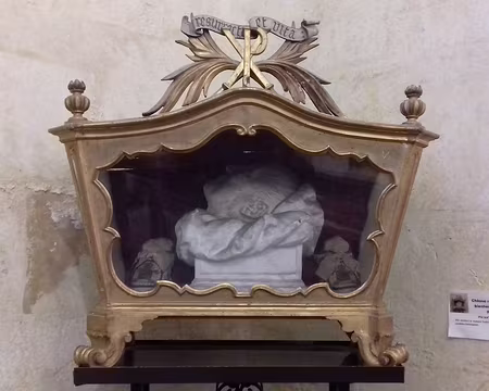 012 Le reliquaire du pape Pie IX (mort en 1878) contient son masque funéraire et ses sandales épiscopales