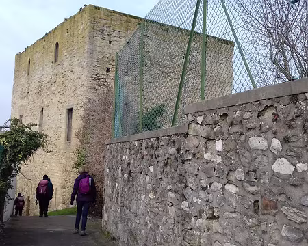 017 La tour Monjoie, donjon roman du XIème siècle, domine la ville