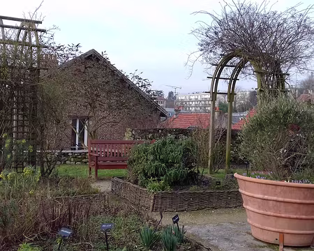018 Un jardin a été aménagé au pied du donjon