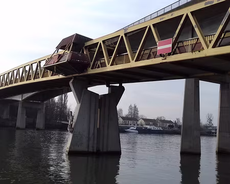 025 La passerelle Saint-Nicolas (longueur 185 m). La statue du saint patron des bateliers se trouve sur la première pile