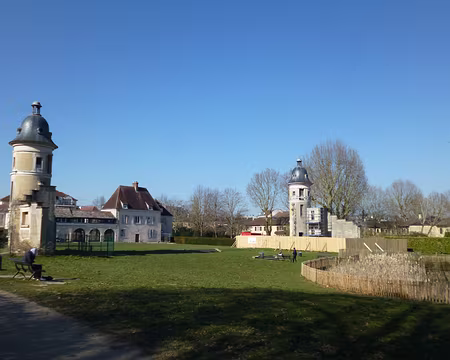 P1200813 Tours, vestiges du château du XIXè s., Les Clayes-sous-Bois