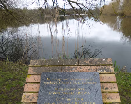 P1200861 Hommage aux aviateurs alliés, Lormaye