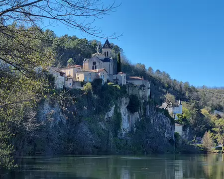 148 Au retour, le village d'Albas sur son promontoire, vu depuis le chemin de halage reliant Luzech à Albas