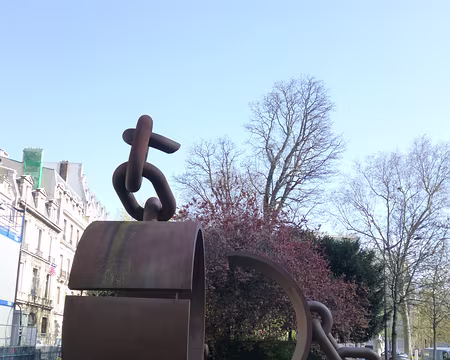 P1200901 Monument représentant des fers d'esclavage brisés (2008) en hommage au Général Dumas, né esclave (1762-1806)