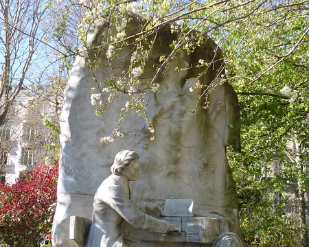 P1200923 Monument en marbre en hommage à Chopin (1810-1849), parc Monceau