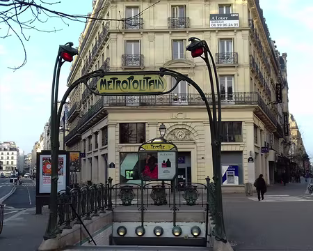 001 Départ de la station de métro Temple (Paris, 3ème) pour un circuit pédestre sur les traces des Templiers, puis direction le Marais et ses hôtels particuliers