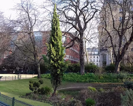 002 Le square du Temple a été aménagé en 1857 à l’emplacement du palais de l’enclos du Temple (détruit en 1853) où l’Ordre des Templiers a siégé jusqu’à sa...