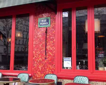 007 Une touche de couleur dans la rue Perrée (nord du Marais)