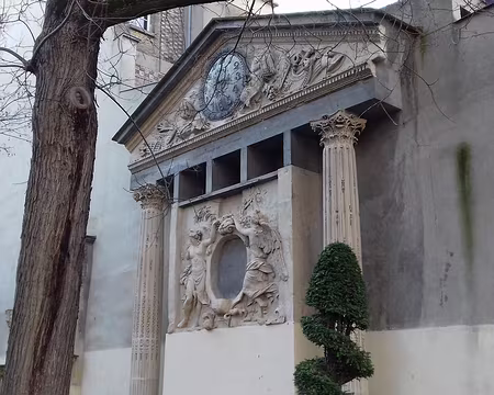 015 Le fronton du Pavillon de l’Horloge du Palais des Tuileries dans le square Georges Cain