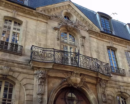 018 La façade sur rue de l’hôtel d’Albret (31 rue des Francs Bourgeois) date de 1744. Cet ancien hôtel particulier abrite la Direction des Affaires culturelles de...