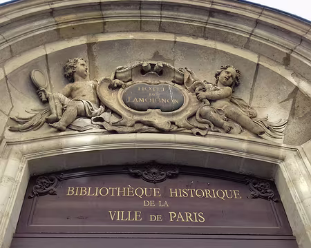 021 Portail de l’hôtel de Lamoignon (1718) orné des allégories de la Vérité (enfant portant un miroir) et de la Prudence (enfant portant un serpent)