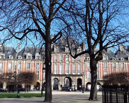 027 La place des Vosges, au cœur du Marais, a été créée à l’emplacement de l’hôtel des Tournelles détruit sur ordre de Catherine de Médicis (1563)