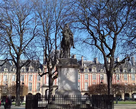 028 La statue équestre de Louis XIII dans le square Louis XIII, au centre de la place des Vosges