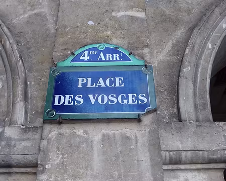 029 La place des Vosges est la première place royale créée à Paris. Initiée par Henri IV, elle a été achevée sous le règne Louis XIII