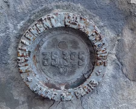 030 Repère altimétrique sur la place des Vosges