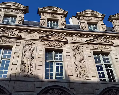 032 Côté cour, la façade de l’hôtel de Sully est ornée de deux bas-reliefs (allégories de l’Automne et de l’Hiver)