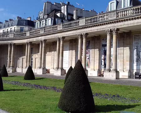045 La cour d’honneur de l’hôtel de Soubise avec ses colonnes doubles aux chapiteaux composites