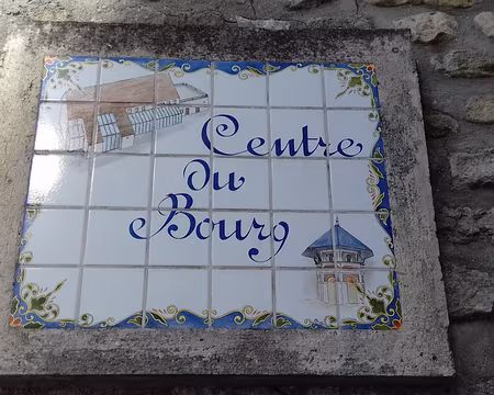 009 Le Centre du Bourg près de l’église Saint-Michel