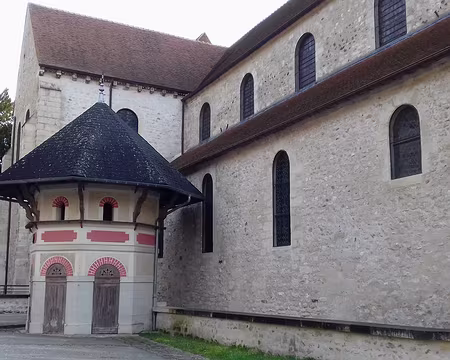 010 Dans la cour du Centre de Bourg (Juziers)