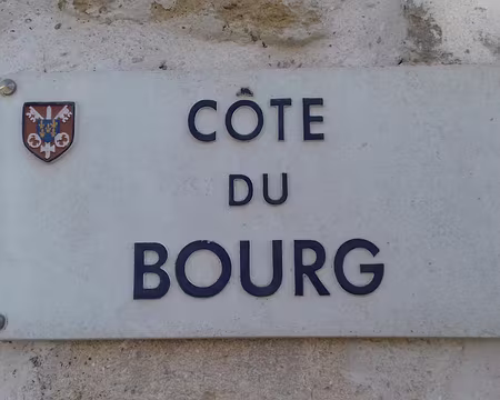 011 La côte du Bourg et le blason de Juziers (clefs, épée, et fleurs de lys)