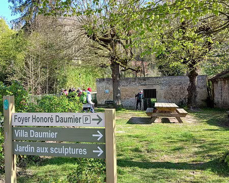005 Le lavoir du Carrouge (XIXème siècle) et le square Sylvie Floris à Valmondois